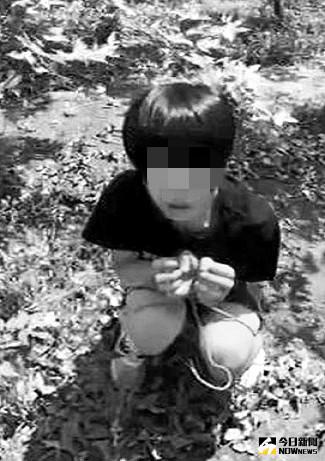 ▲14歲蕭姓少年遭到同樣未成年的2名嫌犯綁架，手腳遭綑綁蹲在樹林裡，受到極大驚嚇，所幸警方循線將嫌犯逮捕，蕭姓少年也安全獲救。(為保護當事少年，照片經黑白處理)（圖／社會中心翻攝）