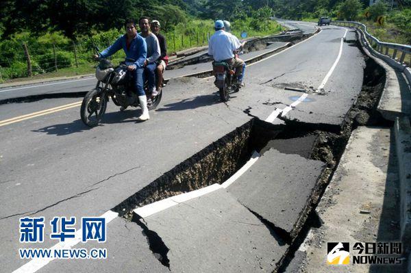 4月17日，在厄瓜多爾佩德納萊斯市，當地人駕駛摩托車在被地震毀壞的公路上行駛。