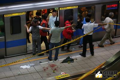 男子鄭捷於民國103年5月21日在台北捷運板南線龍山寺到江子翠站間持刀殺人，造成4死22傷。一、二審依殺人罪、殺人未遂等罪判處死刑、褫奪公權終身。圖為案發當時現場照片。（檔案照片）中央社  105年4月22日
