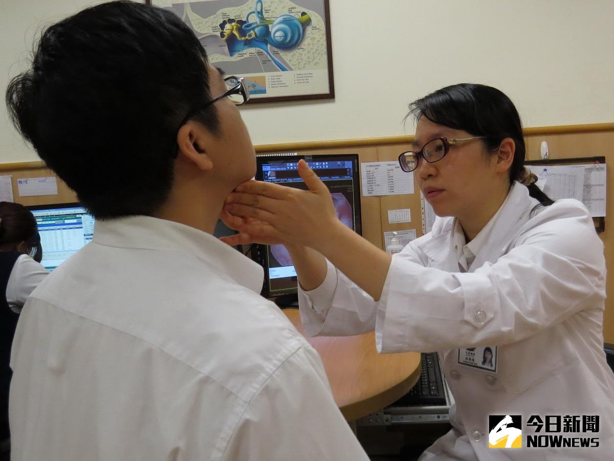 ▲一名老師因每天說話5小時以上，出現嗓音沙啞、失聲狀況，就醫才發現聲帶萎縮、提早老化。（示意圖，非當事人／NOWnews資料照）