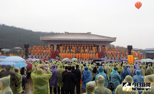 4月4日上午，小雨，丙申年清明公祭軒轅黃帝典禮在陝西省黃陵縣隆重舉行。