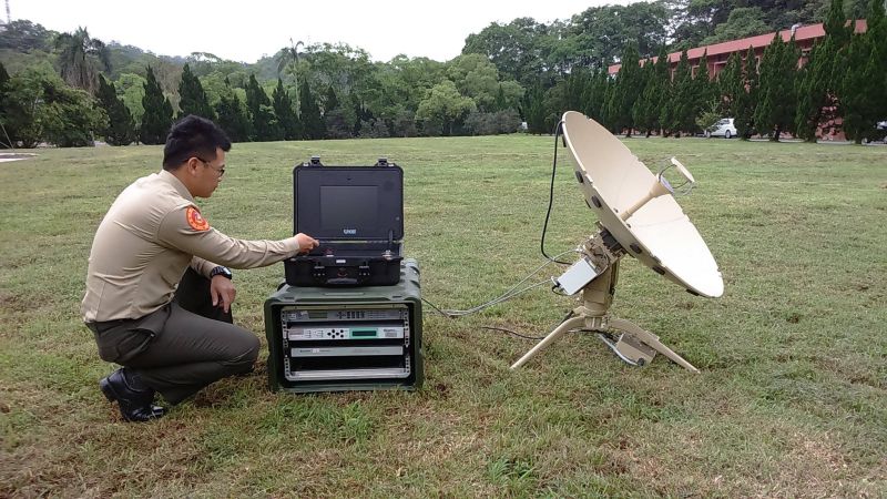 ▲中山科學院資通所19日晚間公開最新研製的新一代「可攜式衛星終端」。（圖／中科院公共關係室臉書.2016.4.20）