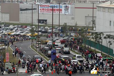 好市多北投店9日開幕，期望紓解內湖店來客壓力，將吸引北台北消費群，包括淡水、關渡、五股、士林、天母地區的顧客。由於周邊腹地不大，上午不到9點人車擠滿入口。中央社記者鄭傑文攝 105年4月9日