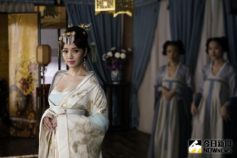 ▲蕾黛絲歡慶母親節　侯佩岑化身內衣界最美麗的「侯媚娘」。（圖／公關照片）