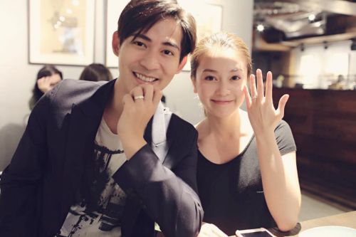 ▲周渝民(左)與老婆喻虹淵求婚過程超隨興,當天早上才找證婚人。(圖/翻攝自喻虹淵臉書,2015.12.01) ▲周渝民(左)與老婆喻虹淵求婚過程超隨興,當天早上才找證婚人。(圖/翻攝自喻虹淵臉書,2015.12.01)
