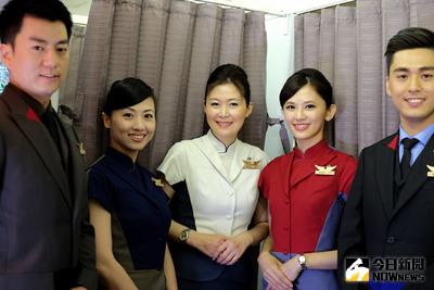 中華航空6月發表新制服，在8月10日正式換裝前，擔任總統專機任務的華航空服員11日穿上新制服搶先亮相，不論是空姐還是空少，都說新制服「很時尚」。中央社記者黃名璽攝 104年7月17日