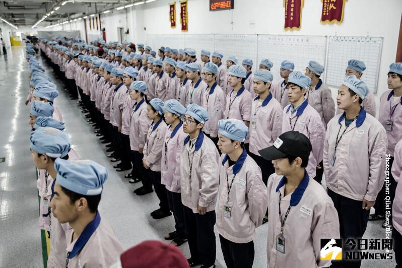 員工列隊等待進入車間。