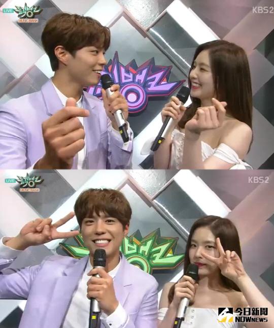 ▲朴寶劍和Red Velvet隊長Irene搭檔主持《音樂銀行》一周年，甜蜜互動如情侶。（圖／翻攝自 스포츠조선）