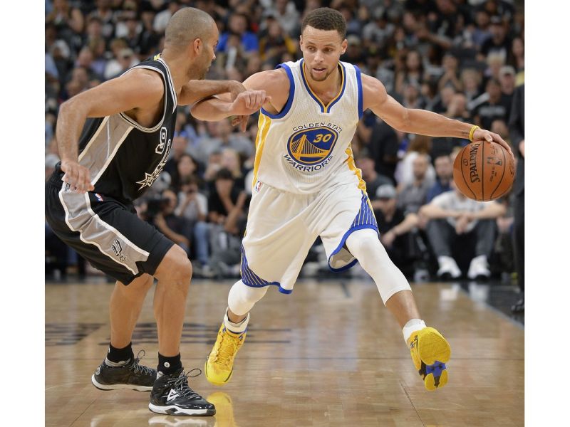 ▲Stephen Curry（右）全場飆37分，助球隊擊退馬刺。（圖／美聯社／達志影像）