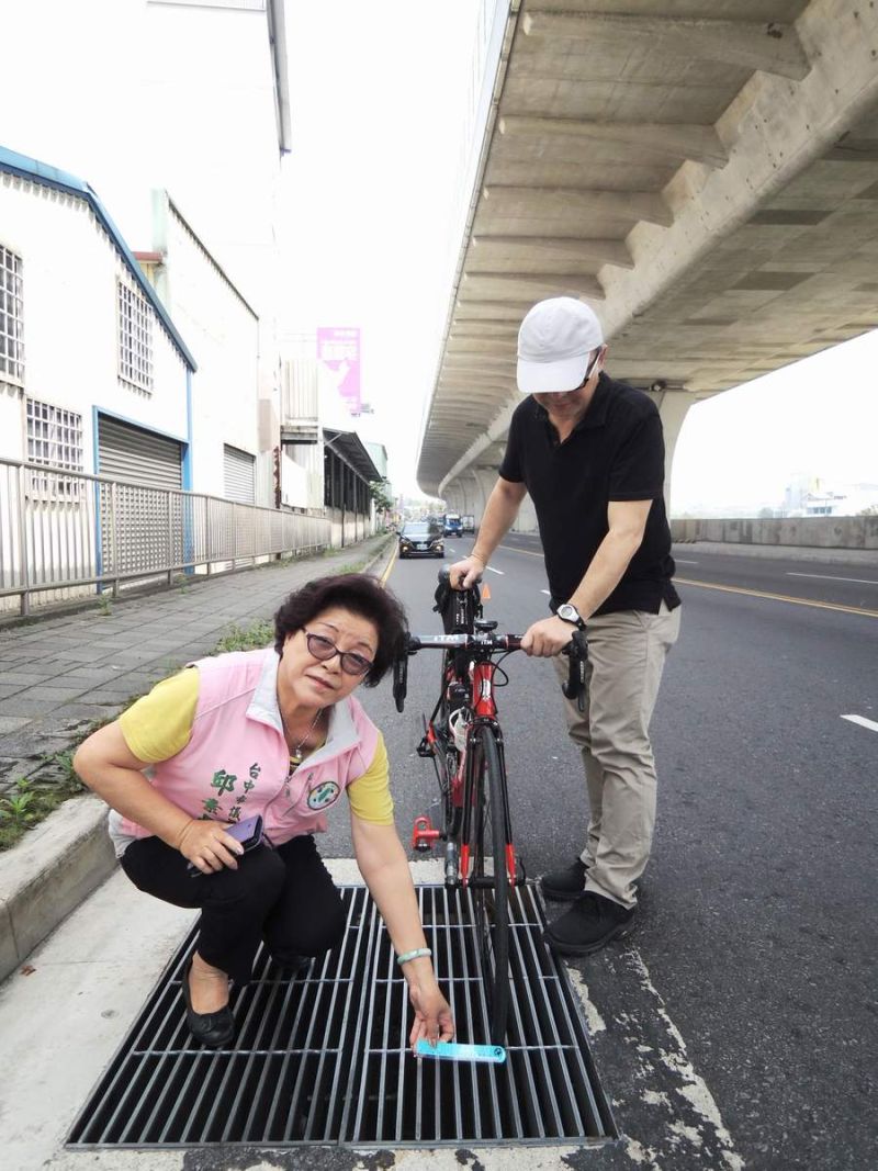 台中市東區環中東路四段近振興路道路側邊水溝蓋，由於溝縫縫隙過寬，常造成自行車的細輪胎卡進溝蓋。（圖／邱素貞議員提供）