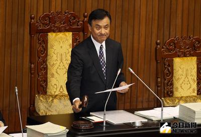 立法院院會8日三讀通過修正警察服制條例，將警察制服樣式及應配戴的標識，授權內政部制訂。圖為立法院長蘇嘉全。中央社記者張皓安攝 105年4月8日