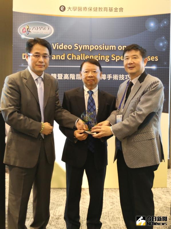 ▲左起-中壢大學眼科院長-林鴻源、美國夏威夷醫學院臨床教授-陳明、大學眼科總院長-林丕容。（圖／公關照片）