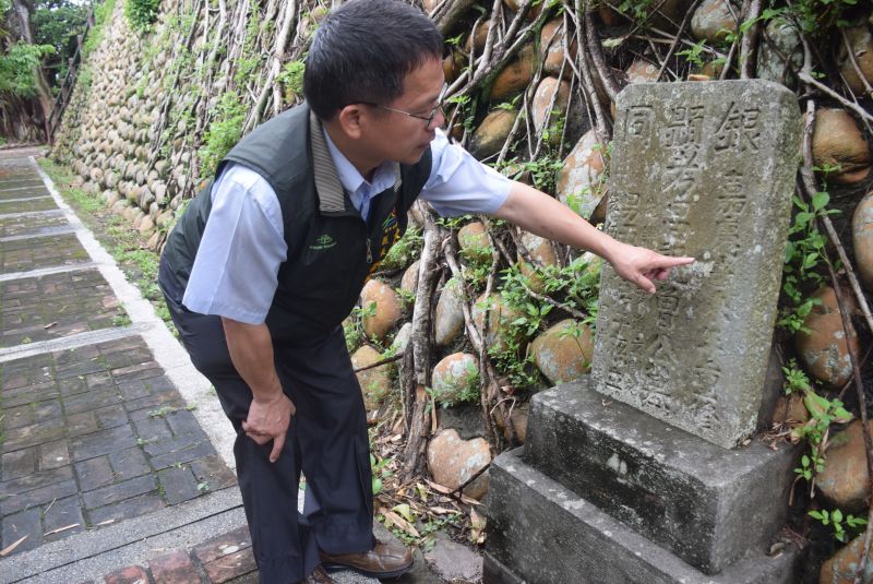 大甲區長劉來旺聞悉清朝嘉慶皇帝破地理，防誕生中國真主流傳，於二十七日鐵砧山查看神秘墓，表示將做觀光點之外，還會請專家學者做一番朝代地理風水之理論規範。記者陳榮昌／攝
