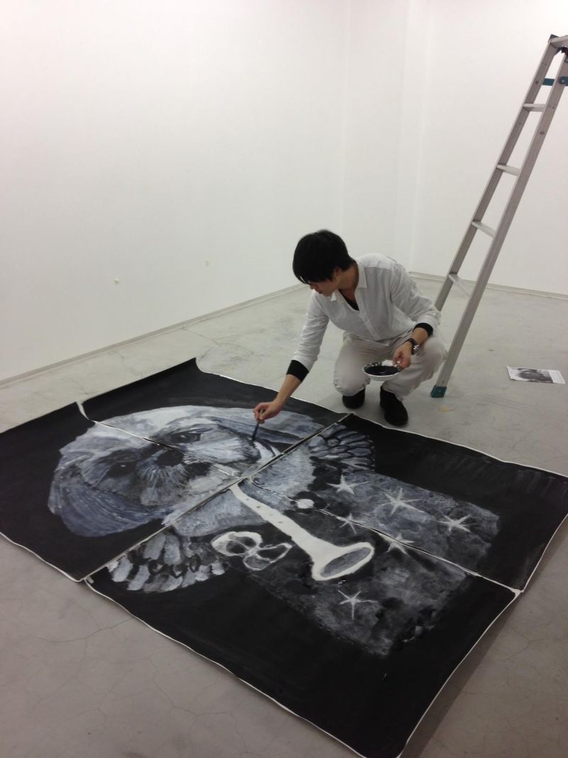 ▲駐園型男藝術家蘇修賢將展覽空間打造為工作室，公開現場繪製以天地為主題之大型繪畫創作。（圖／記者黃村杉攝）。