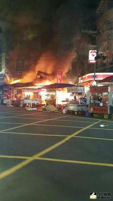 新北市三重區三和路二段的三和夜市口16日晚間約7時，疑因攤販吵架過程中不慎打翻瓦斯桶引起火警，雙雙受傷送醫。（民眾提供）中央社　105年4月16日