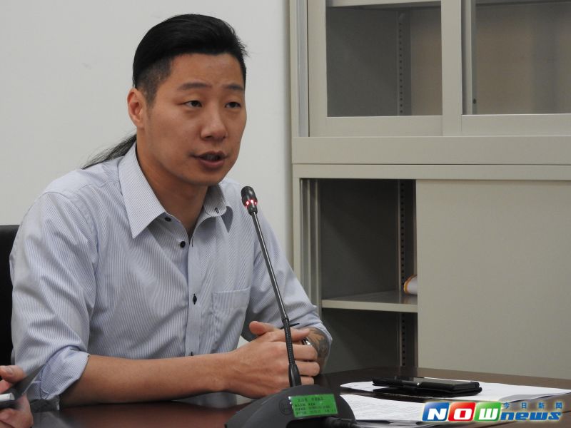 ▲立法院院會今日審查《護照條例施行細則》，被國民黨、親民黨提出異議，交付黨團協商；對此，讓時代力量立委林昶佐不禁直呼「透過黨團協商來杯葛、拖延，實在不是國會正常運作模式」。（圖／記者陳彥驊攝,2016.04.26）