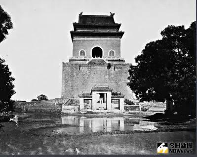 在這張1870年代拍攝的鐘樓廣場的照片中，鐘樓和碑亭倒映在積水中，安靜祥和，但淤泥和污水也勢必影響周圍居民的生活和出行。