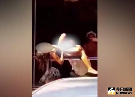 ▲美男遊泰國，竟當街撿屍「舔鮑魚」。（圖／翻攝自《每日郵報》）