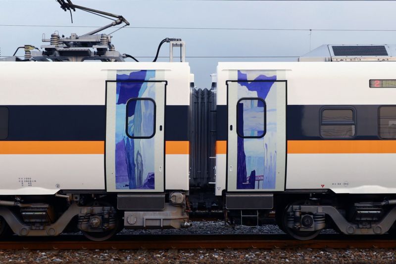 ▲馬白水彩繪列車今首度曝光，並首航樹林到花蓮，車身塗裝以馬白水的「太魯閣之美」24幅畫作為主題，在新購太魯閣號2到7車車門上呈現。（圖／台鐵攝影社社長邱家終提供）