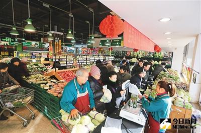 圖為顧客在北京一家超市內選購商品。