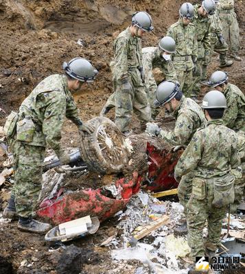 熊本南阿蘇村遭強震侵襲，日本自衛隊18日仍持續搜尋失蹤民眾。（共同社提供）中央社　105年4月18日