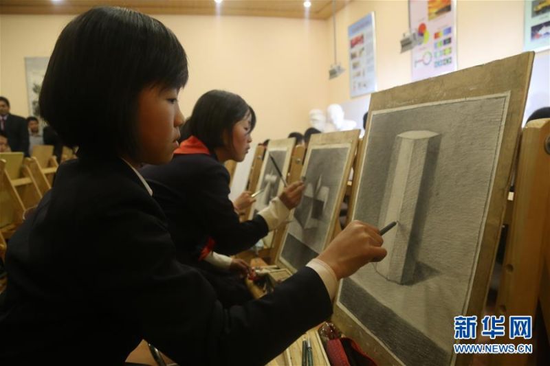 4月6日，在朝鮮平壤萬景台學生少年宮，學生練習素描。