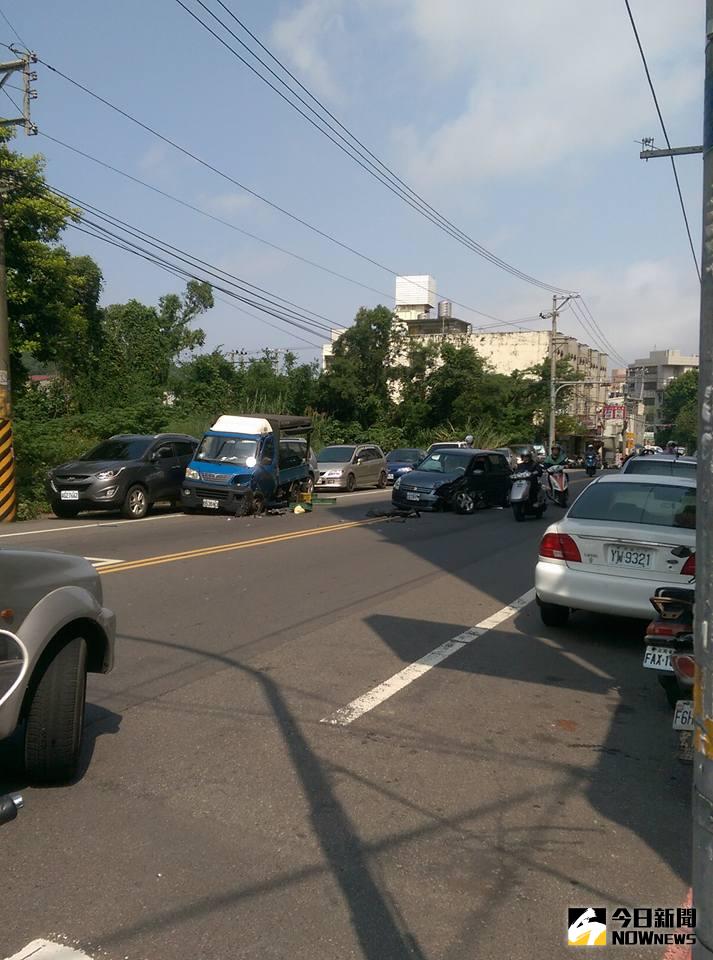 ▲新竹市南大路發生嚴重追撞車禍。（圖／翻攝自爆料公社）