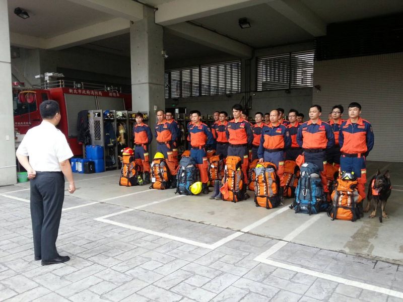 ▲消防局動員各特搜隊成員攜帶各式救援裝備器材，於板橋南雅特搜分隊整裝集結待命。（圖／記者黃村杉攝）。