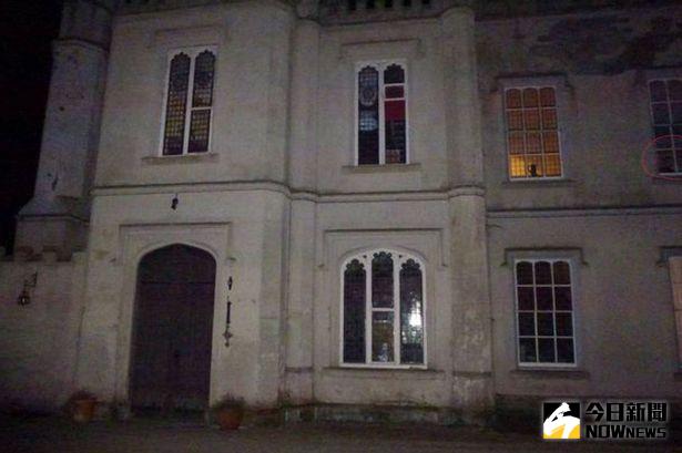 ▲英國一間17世紀的哥德式古典建築，近日傳出許多靈異事件，於是民眾決定組織「趕鬼大隊」，夜訪此地。（圖／翻攝自《鏡報》）