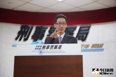 刑事局偵九大隊長邱承迪（圖）24日表示，破獲一起網購「買方詐賣方」案，詹嫌慣用面交，在被害人面前當場轉帳，但警示帳戶無法存轉，卻利用網路銀行仍推播「已轉」，讓賣方誤解轉帳成功，詐騙新台幣數十萬元。中央社記者游凱翔攝　105年4月24日