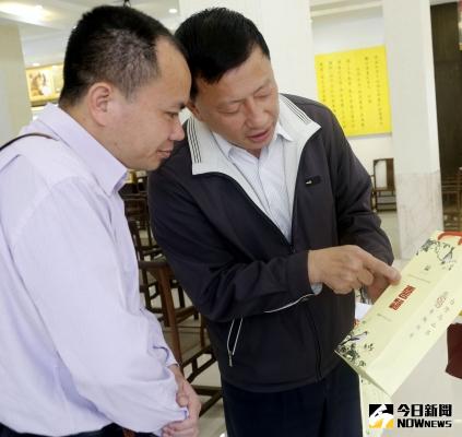 李志鴻向記者介紹鴻鼎出產的茶葉。