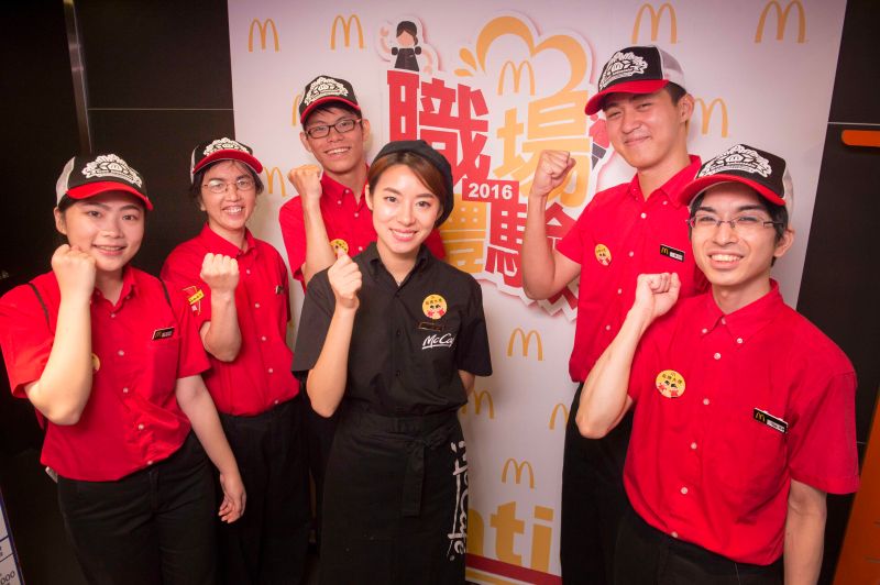 台灣麥當勞今、明（23、24）兩日，在全台323間餐廳舉辦第三屆「一站式職場體驗」，預計將釋出2600名職缺，更首度徵求咖啡師，吸引近萬名求職者熱血報名。（圖／麥當勞提供）
