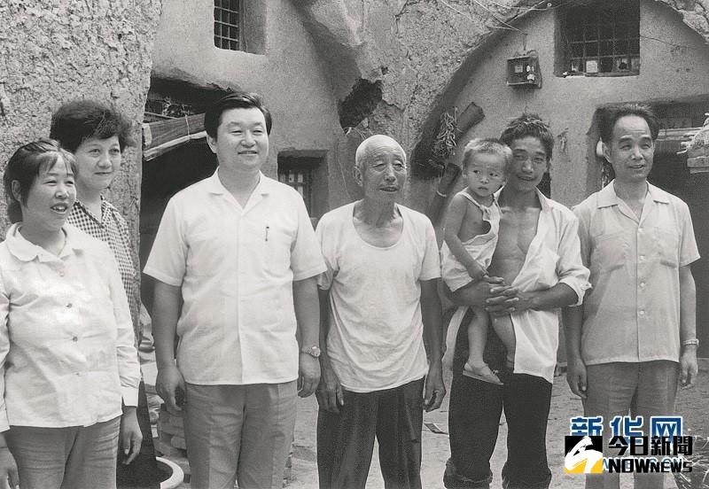1990年8月5日，李長春在三門峽市深入農民家中了解其生產生活情況。