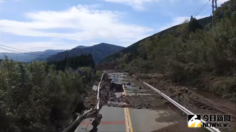 ▲地震過後，阿蘇大橋周邊的道路景象。（圖／翻攝自日本國家地理院）