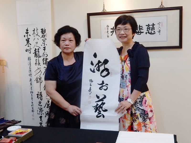 ▲楊玉秀(左)書法個展，南區國稅局9樓展出。