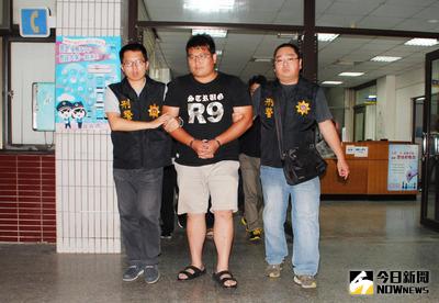 苗栗警方掃蕩治平對象，破獲劉姓男子（中）為首的犯罪組織「紅聯會」，劉男身為大哥竟擄走自家小弟向家人勒索新台幣200萬元，遭批評「太沒江湖道義」。（警方提供）中央社記者管瑞平傳真 105年4月21日