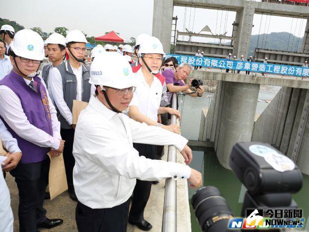 ▲桃園市長偕同行政院長視察中庄攔河堰工程進度。