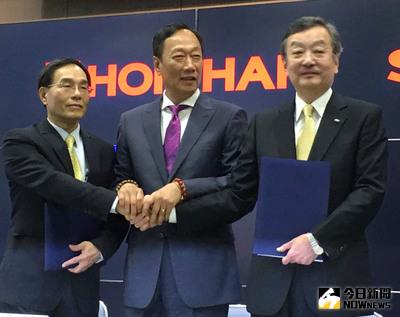 鴻海投資夏普案2日完成簽約，雙方策略聯盟，簽約由鴻海集團董事長郭台銘（中）、鴻海集團副總裁戴正吳（左）、與夏普社長高橋興三（右）共同完成。中央社記者楊明珠大阪攝  105年4月2日