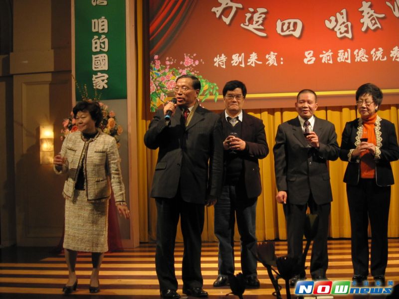 ▲前民進黨立委邱垂貞(中)曾活躍於桃園地方政壇，近年考上街頭藝人執照。（資料圖／記者呂炯昌攝影.2016.4.22）