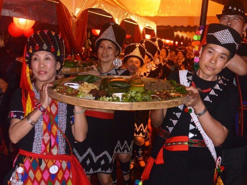 ▲龍乾米干節今年以長街宴揭開序幕，呈現道地雲南也為美食特色。