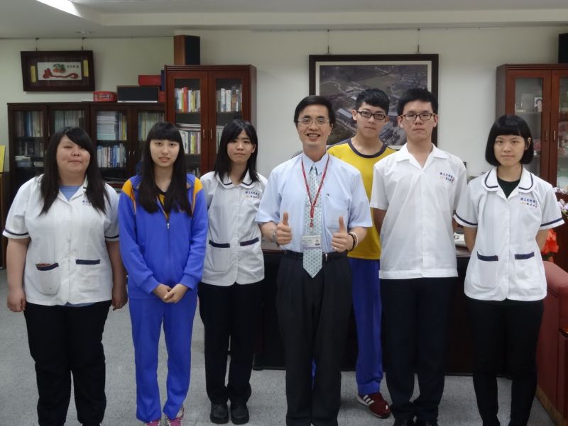 ▲科技校院繁星計畫招生放榜，國立東勢高工校長簡慶郎（中）與錄取國立科大的學生合影。〈圖／記者黃玿琮攝〉