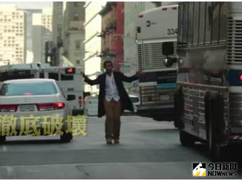 傑克葛倫霍在車水馬龍的路上起舞。（影片截圖。2016.04.13）
