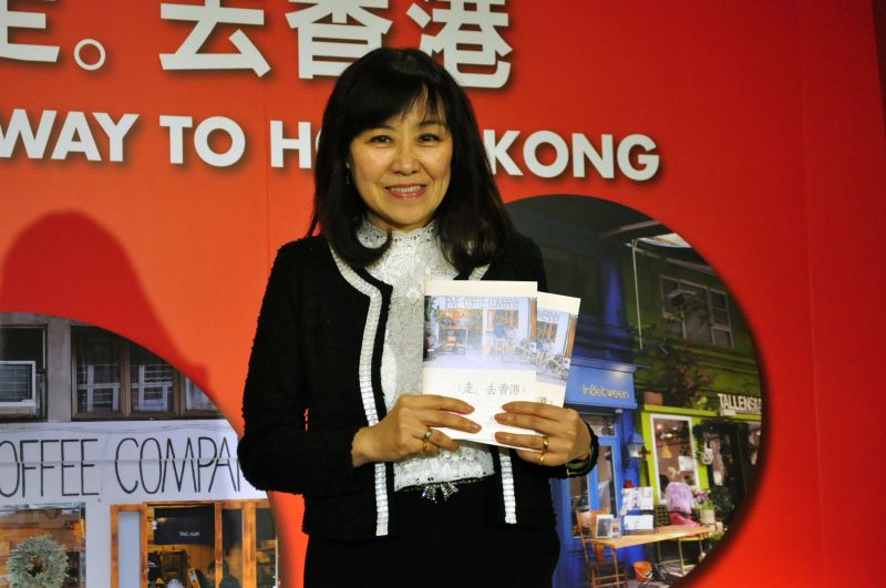 ▲香港旅展局處長徐維妮展示最新版的旅遊別冊，邀請台灣旅客探索香港之美。（圖／馬怡健攝）