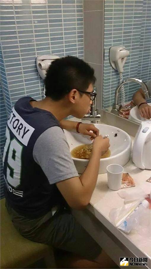 ▲學生沒帶碗，竟用飯店洗手台吃泡麵。（圖／翻攝自「報廢公社」）