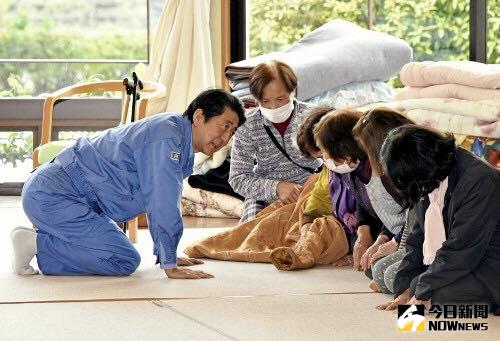 ▲熊本強震後1周，日本首相安倍晉三首次視察災區慰問，日本網友上傳安倍跪姿慰問照。（圖／翻攝自安倍晉三臉書www.facebook.com/abeshinzo）