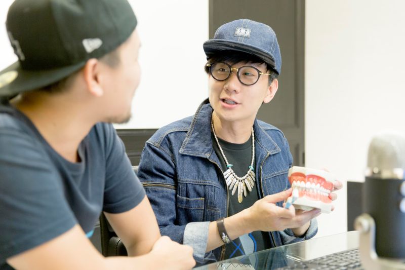 ▲林俊傑（右）為招募新會員直播下廚過程。（圖／華納音樂提供，2016.05.03）