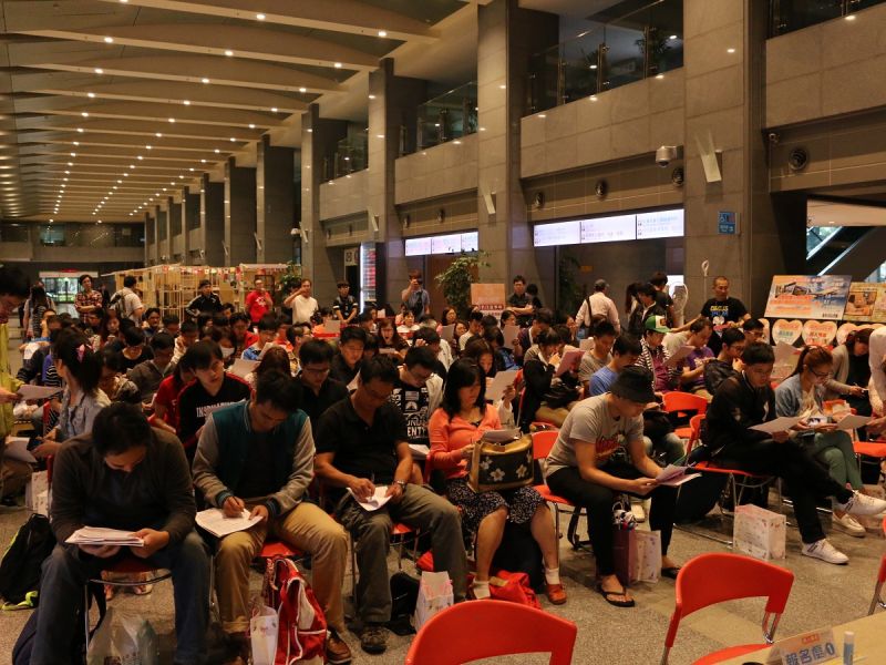 ▲ 新北市聯合婚禮 規劃有南洋沙龍、熱情草裙、沙灘比基尼等三大主題，21 日受理現場報名。（圖／記者黃村杉攝）。