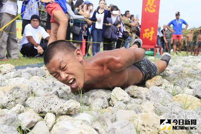 海軍陸戰隊12日舉辦兩棲偵搜專長班143期綜合考驗週結訓典禮，多名蛙兵經過嚴格訓練和重重考驗的「天堂路」，獲頒臂章，脫胎換骨成為合格的海陸「兩棲蛙人」。中央社記者董俊志攝  105年5月12日