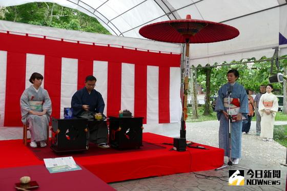 牛耳藝術渡假村也特別在這油桐花開的時節，邀請日本裏千家茶道30日於園區內桐花林舉辦「春桐花賞」茶會，讓遊客在桐花樹下欣賞日本裏千家茶道表演。