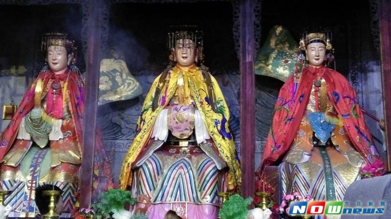 ▲陳靖姑肉真打造的神像（圖中）安座於古田臨水宮正殿，相傳為其所收伏為非作歹的白蛇即鎮在此真身下方，為百姓保得安寧。（圖／記者 邱嘉琪攝